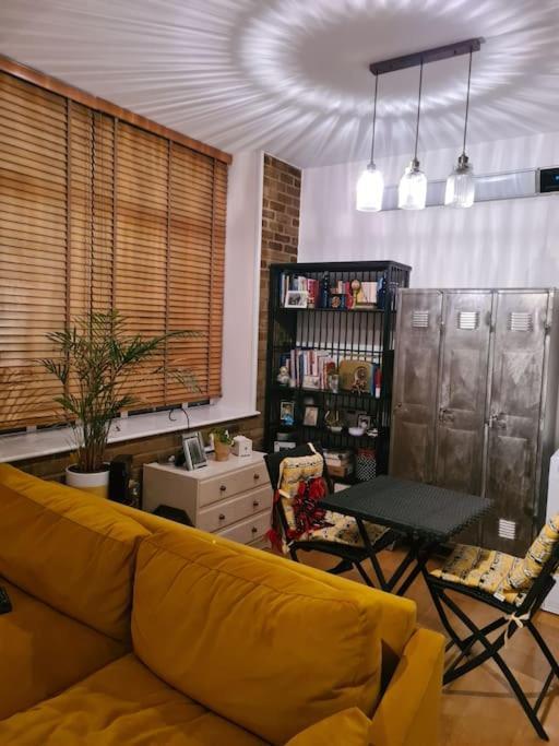 Whole Flat, Centrally Located, Light & Airy * London
