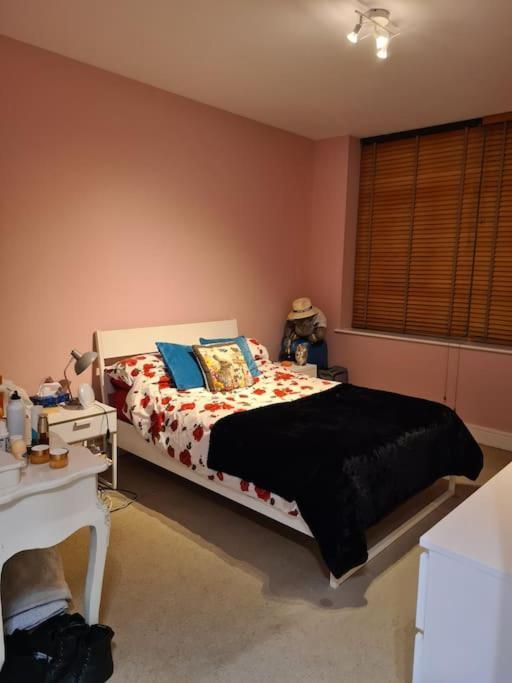 Whole Flat, Centrally Located, Light & Airy