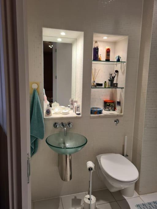 Whole Flat, Centrally Located, Light & Airy Apartment *