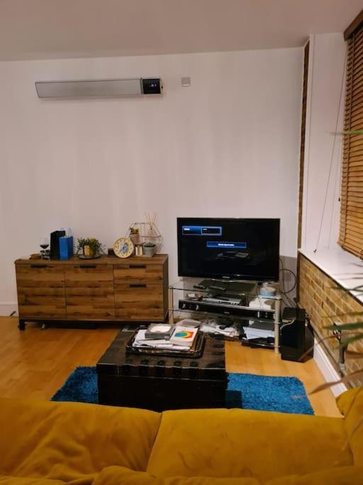 Apartment Whole Flat, Centrally Located, Light & Airy *