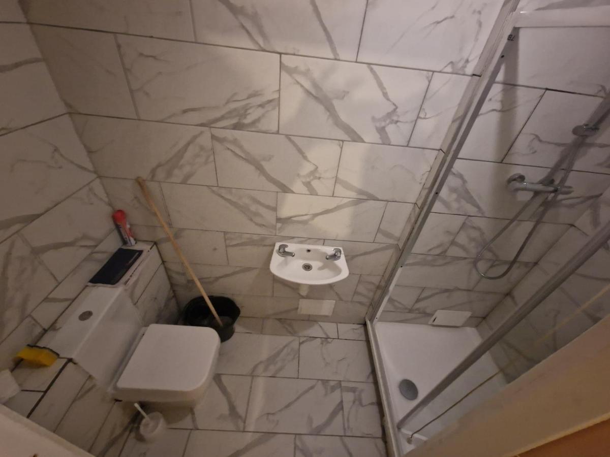 Large Habitación en casa particular Londres