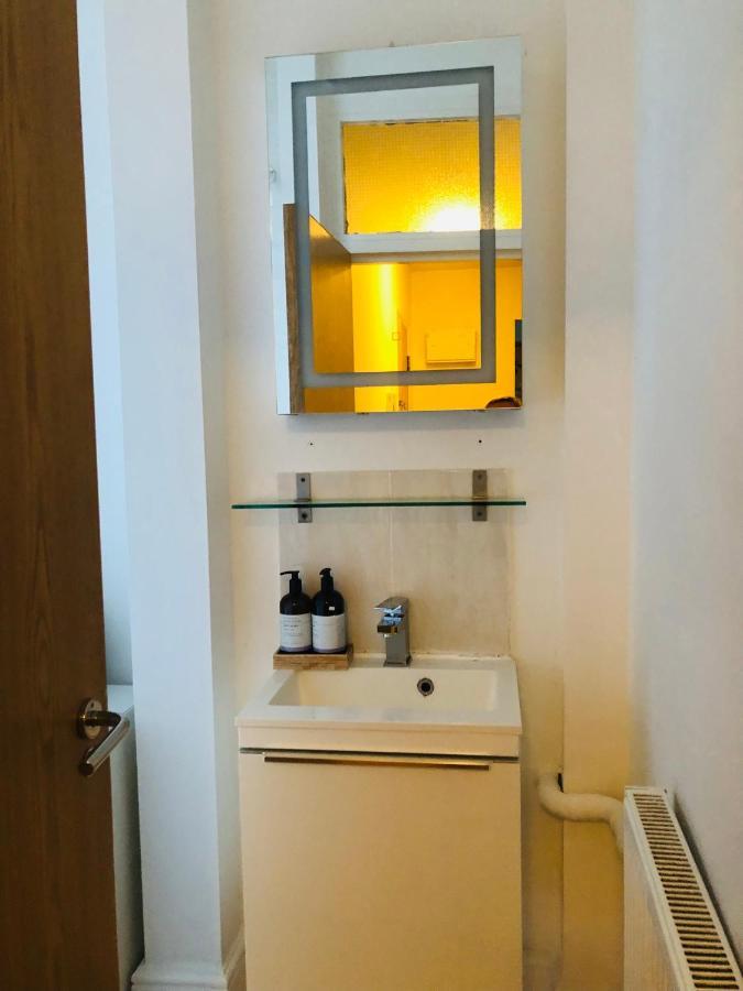 20 Min To London- 2 Bedrooms Apartment London