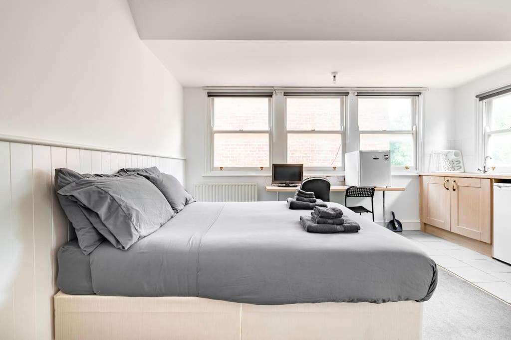 Finchley Road 13 * London