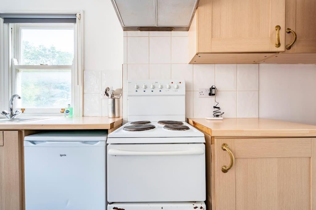 Finchley Road 13 * London