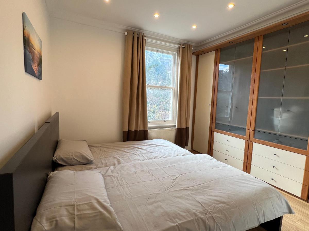 4 Bed House 10 Min Walk To Tube Сasa de vacaciones *