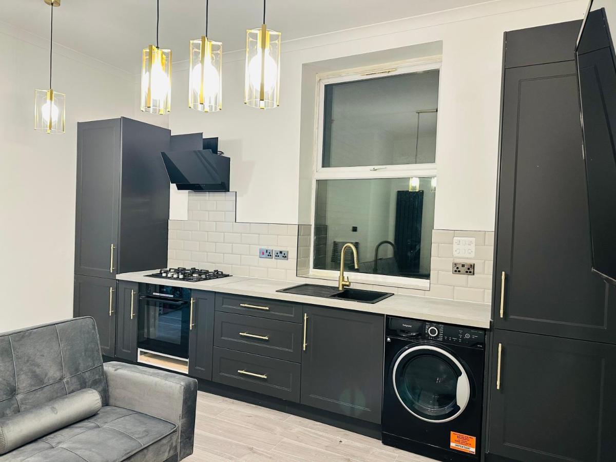Newly Refurbished 1bedroom 4 Mins Walk To Crystal Palace Station Leilighet London