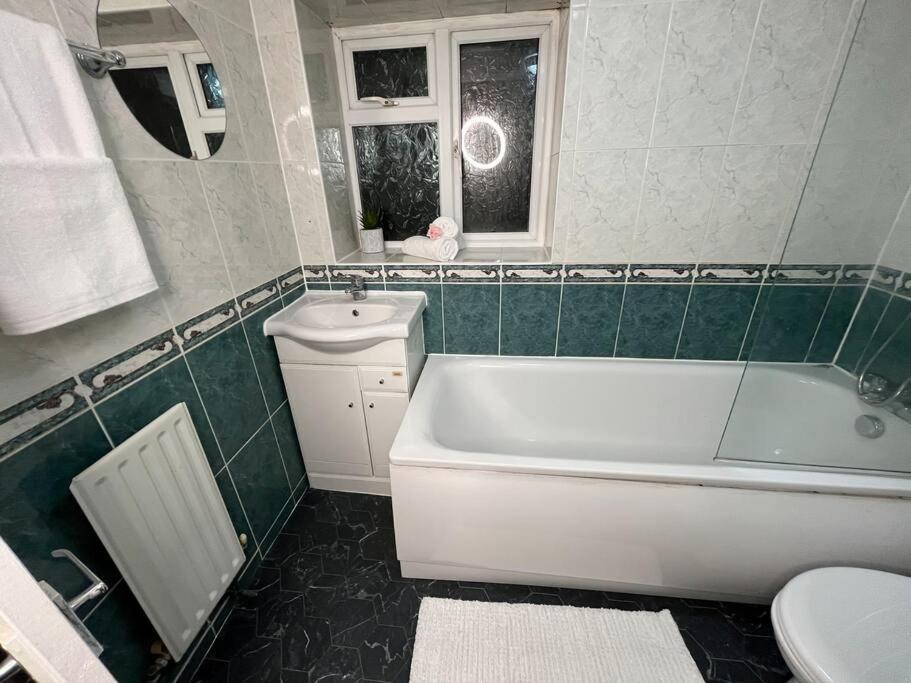 Modern With Stylish Terrace - Your Oasis! Apartment London