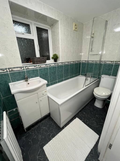Modern & Stylish Haven In Heart Of Leilighet London