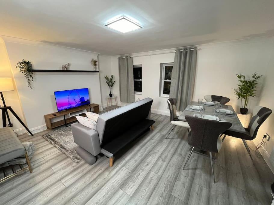 Modern & Stylish Haven In Heart Of Leilighet *