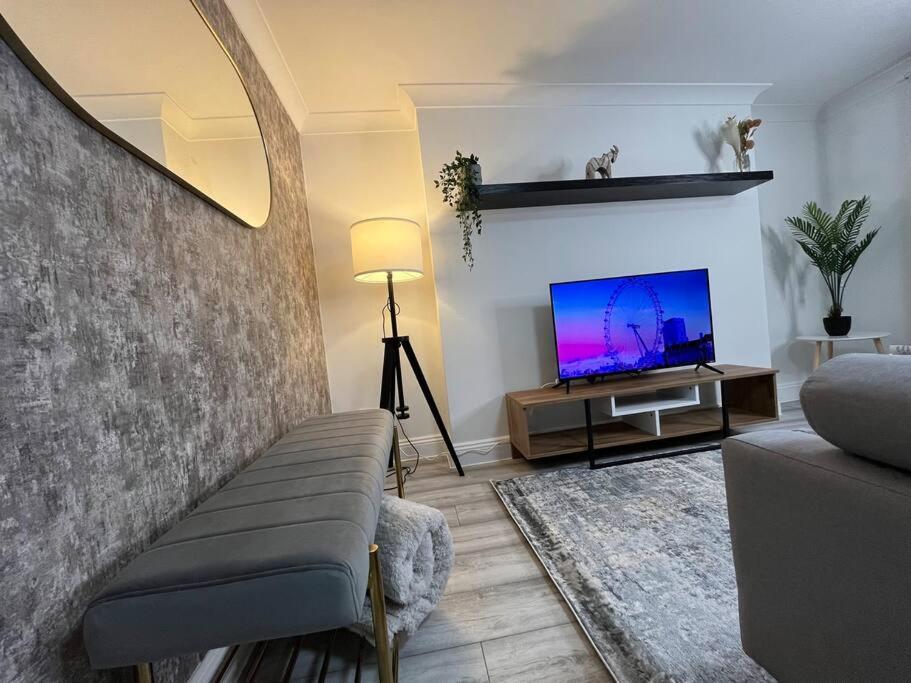 Leilighet Modern & Stylish Haven In Heart Of *