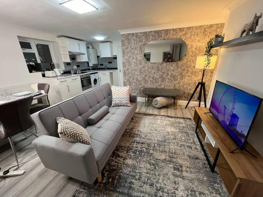 Modern & Stylish Haven In Heart Of Leilighet