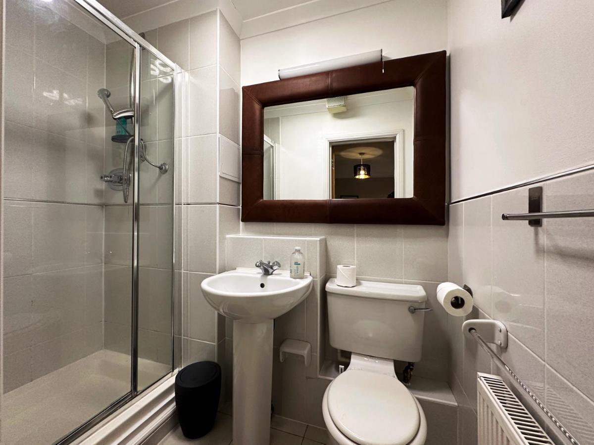 Tina Place In Tower Hill - 2 Double Beds, Max 4 People, Great Location In Apartment