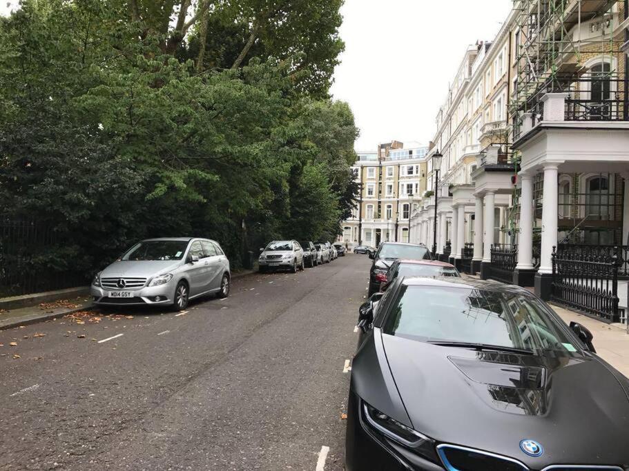 Stunning 2 Bed/2bath Flat In Heart Of Kensington Leilighet London
