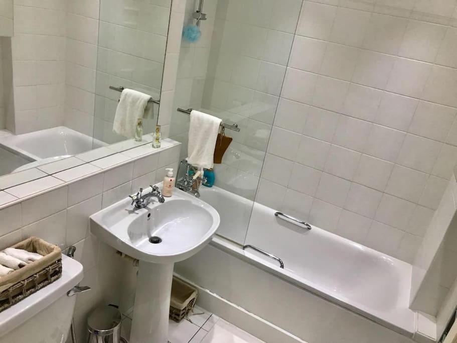 Stunning 2 Bed/2bath Flat In Heart Of Kensington Leilighet