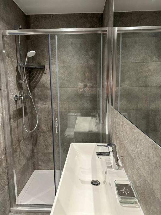 Stunning 2 Bed/2bath Flat In Heart Of Kensington Leilighet *