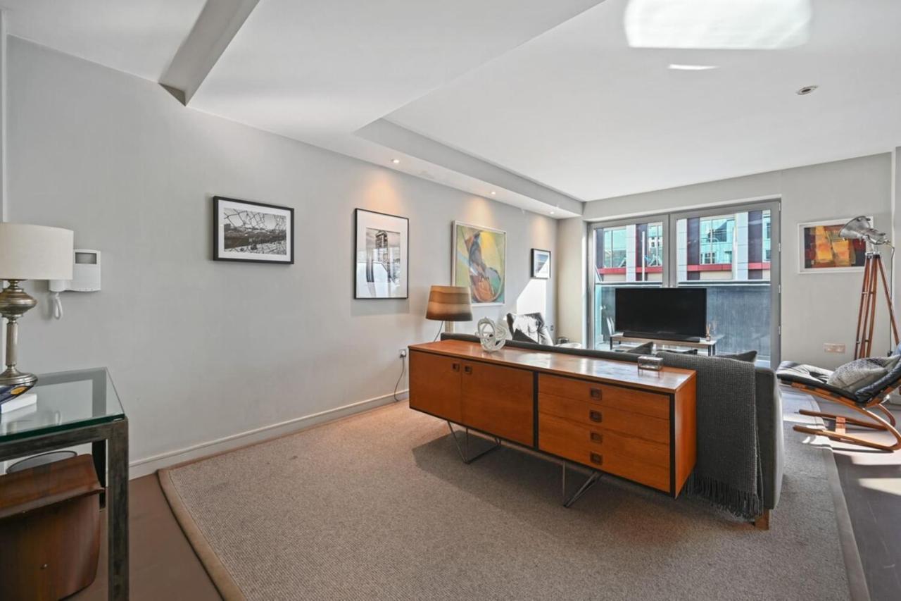 Apartment Sleek 2bd Flat Wterrace - 2 Mins From Farringdon! London