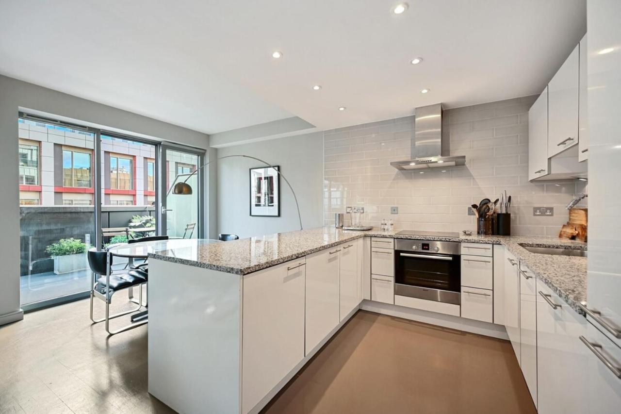 Apartment Sleek 2bd Flat Wterrace - 2 Mins From Farringdon! London