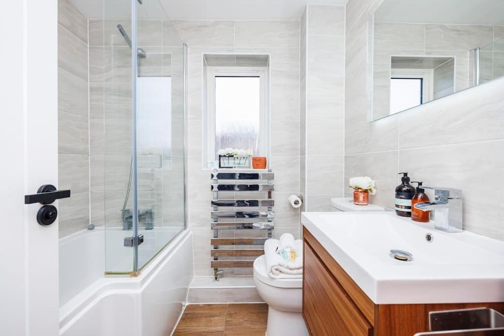 Ferienhaus Stylish 3-bed East Contractors Parking Sleeps 5 Near Excel *
