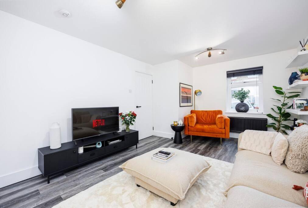 Stylish 3-bed East Contractors Parking Sleeps 5 Near Excel London