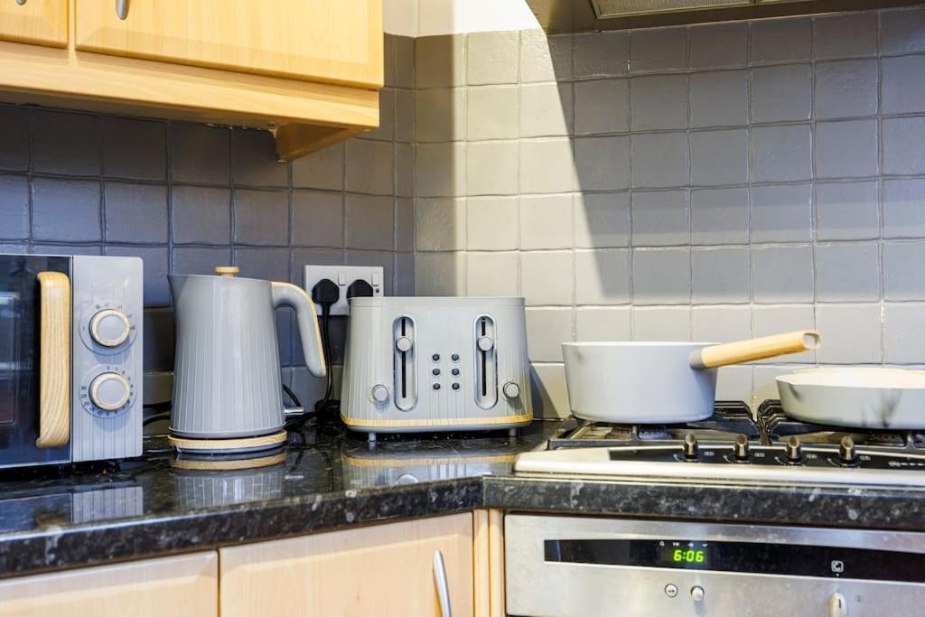 Stylish 3-bed East Contractors Parking Sleeps 5 Near Excel * London