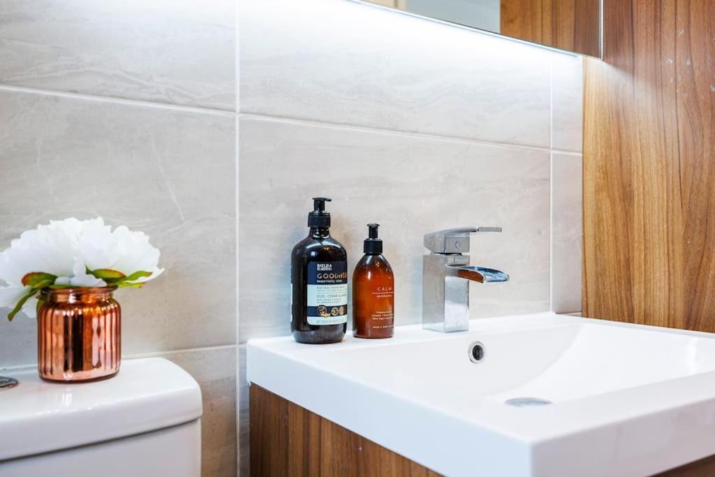 Stylish 3-bed East Contractors Parking Sleeps 5 Near Excel Holiday home *