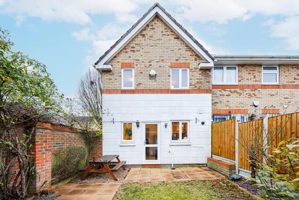 Stylish 3-bed East Contractors Parking Sleeps 5 Near Excel Holiday home *