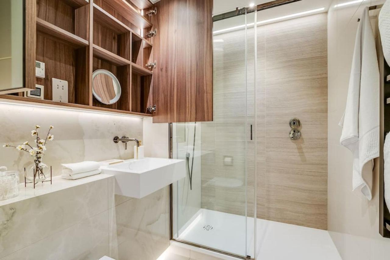 Sleek 2br Hideaway Balcony Near Westfield Apartment *