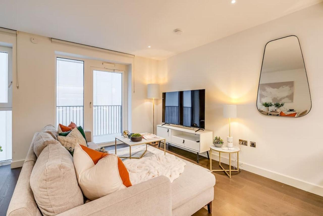 Sleek 2br Hideaway Balcony Near Westfield