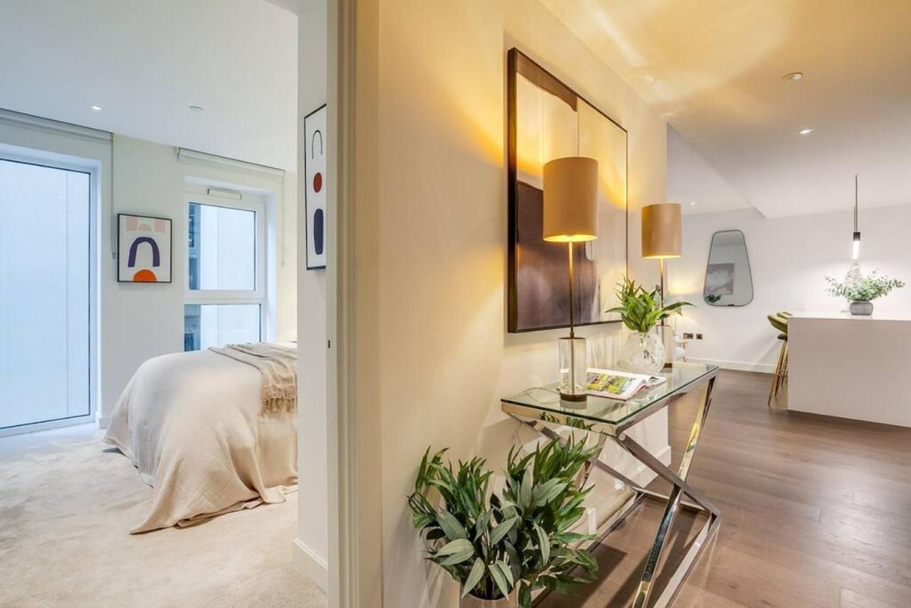 Sleek 2br Hideaway Balcony Near Westfield * London