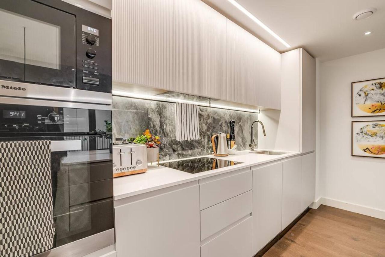 Sleek 2br Hideaway Balcony Near Westfield *