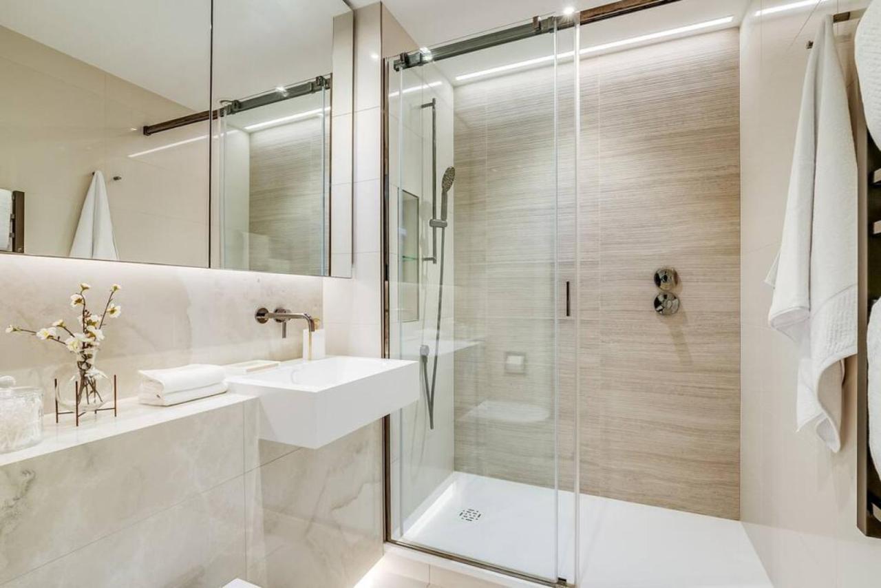 Sleek 2br Hideaway Balcony Near Westfield *