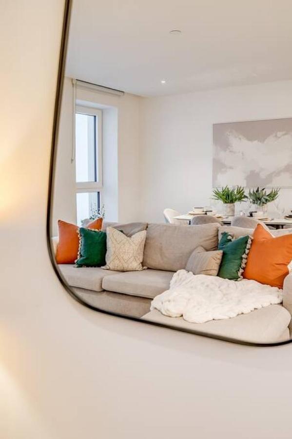 Sleek 2br Hideaway Balcony Near Westfield Apartment *