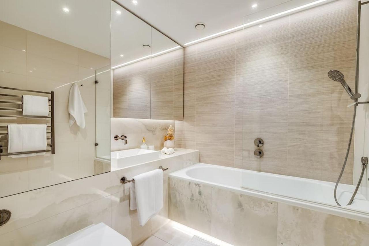 Sleek 2br Hideaway Balcony Near Westfield Apartment London
