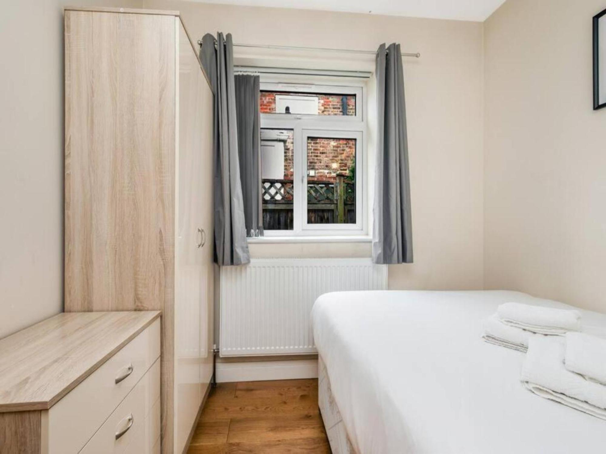 Pass The Keys Ealing Queen Of The Suburbs 2bd Londen