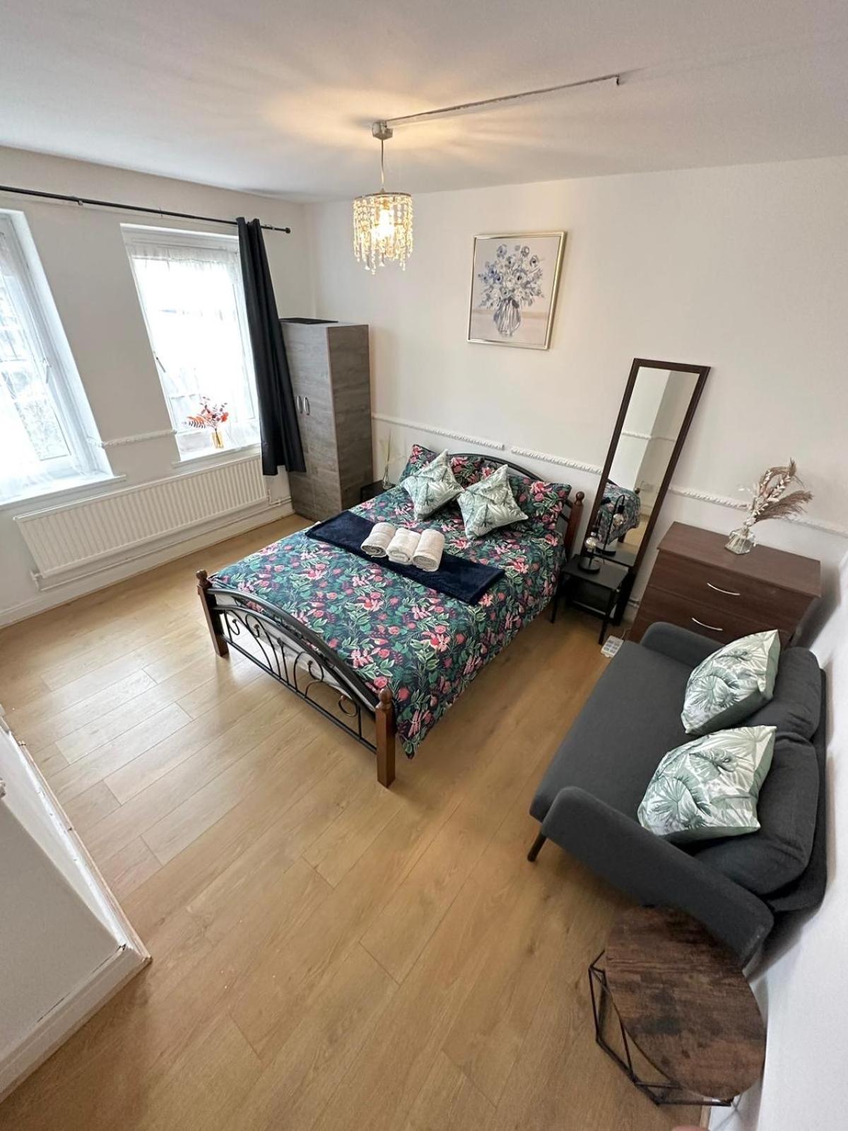 Apartment 2 Bedroom Flat, 2 Minutes Walk To Bethnalgreen Station, London