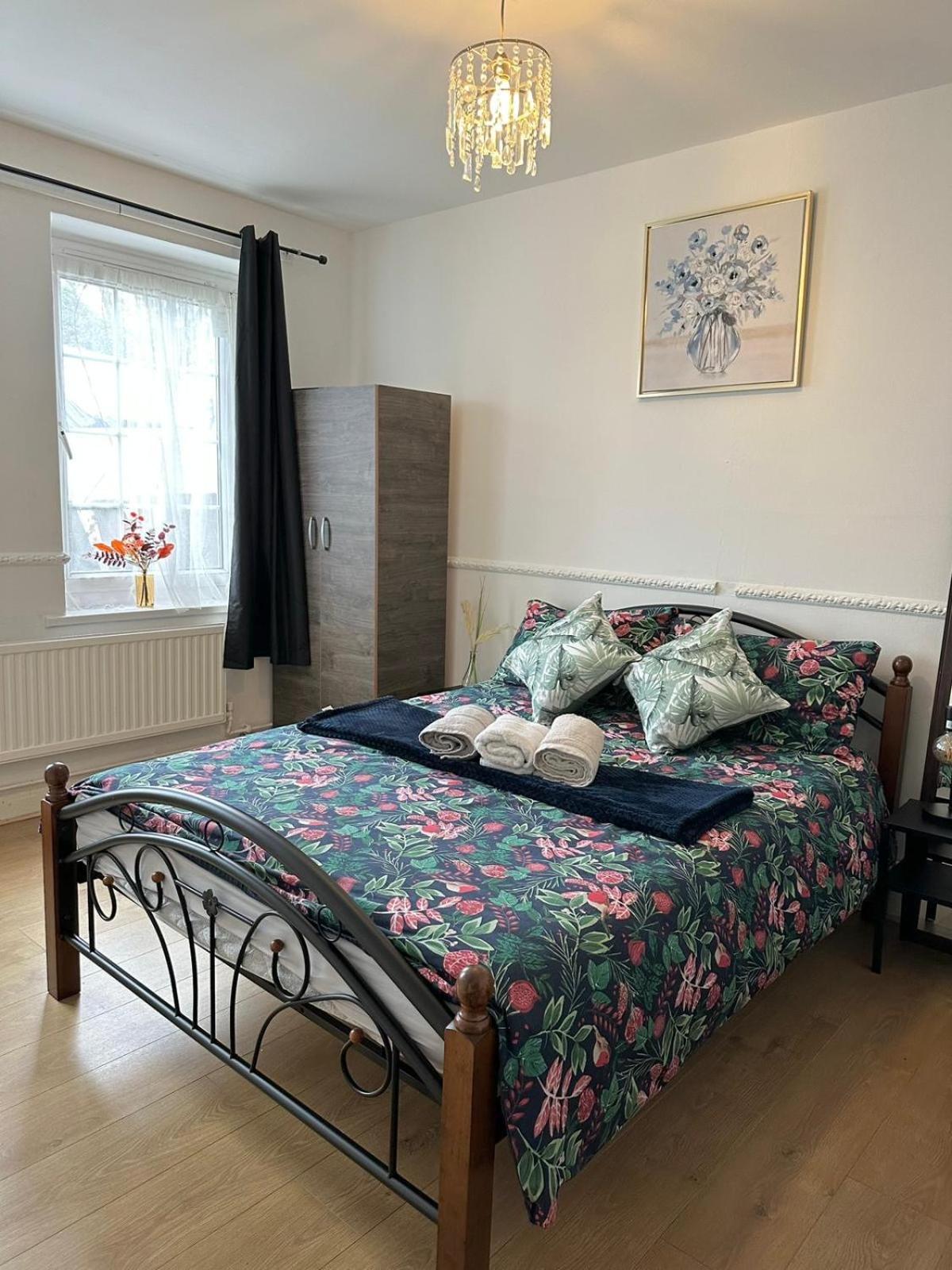 2 Bedroom Flat, 2 Minutes Walk To Bethnalgreen Station, Apartment *
