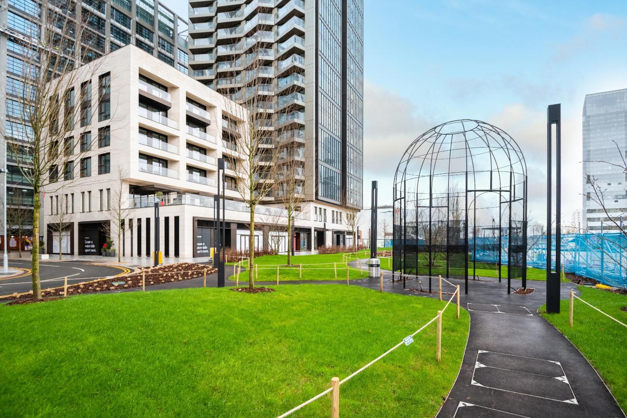 Elegant And Modern In Canary Wharf Right Next To Thames London