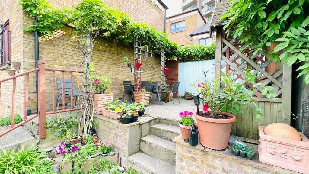 Amazing Location - Of London- 2 Bedroom Stunning Canal View House With Private Garden,parking & Balcony