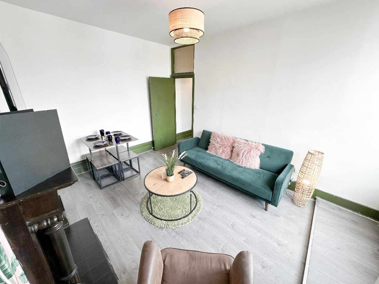 2 Bedroom Flat With Indoor Fireplace In Shepherds Bush, Near White City Appartement Londen