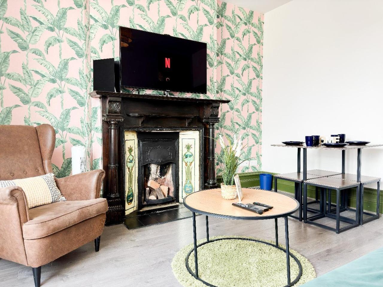Appartement 2 Bedroom Flat With Indoor Fireplace In Shepherds Bush, Near White City Londen