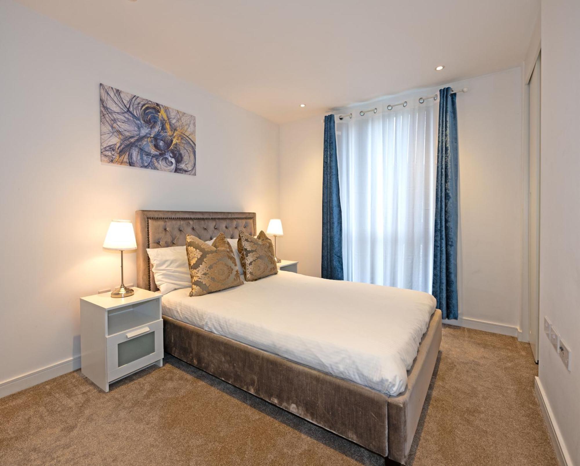 Grand Kew Gardens Apartment London