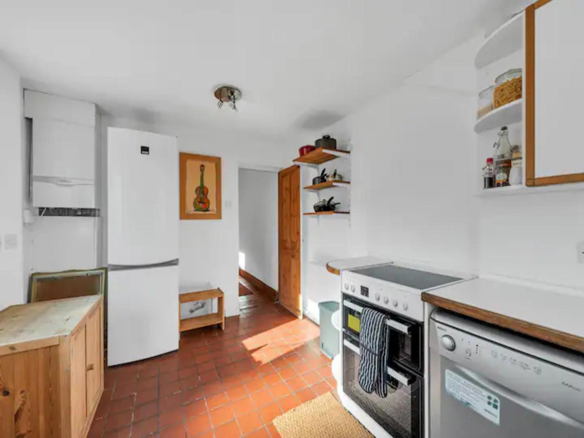 Pass The Keys Charming Victorian 2 Bed House With Artistic Flair In Acton Ideal For Families And Groups Excellent Transport Links Vakantiehuis