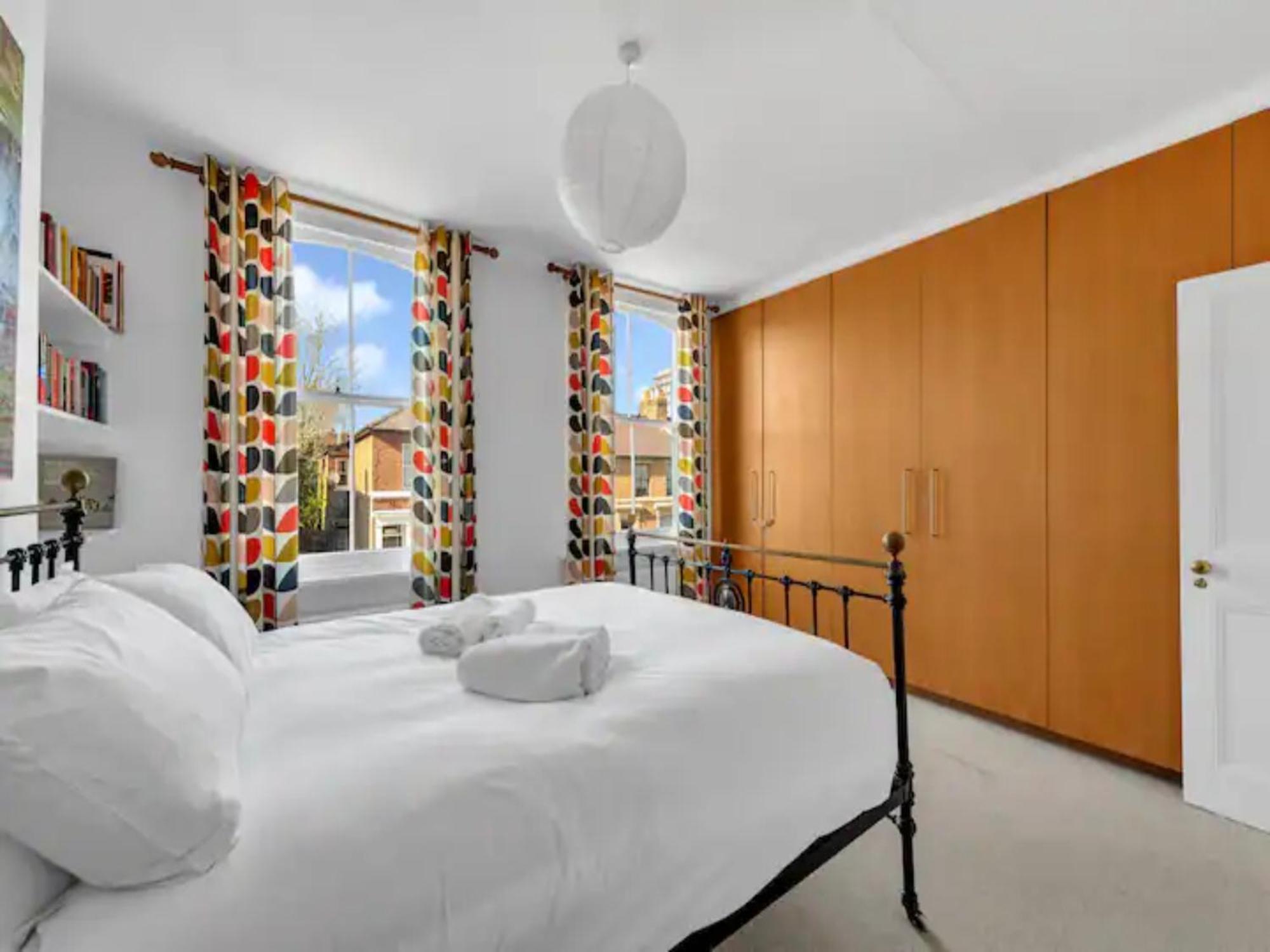 Pass The Keys Charming Victorian 2 Bed House With Artistic Flair In Acton Ideal For Families And Groups Excellent Transport Links Vakantiehuis Londen