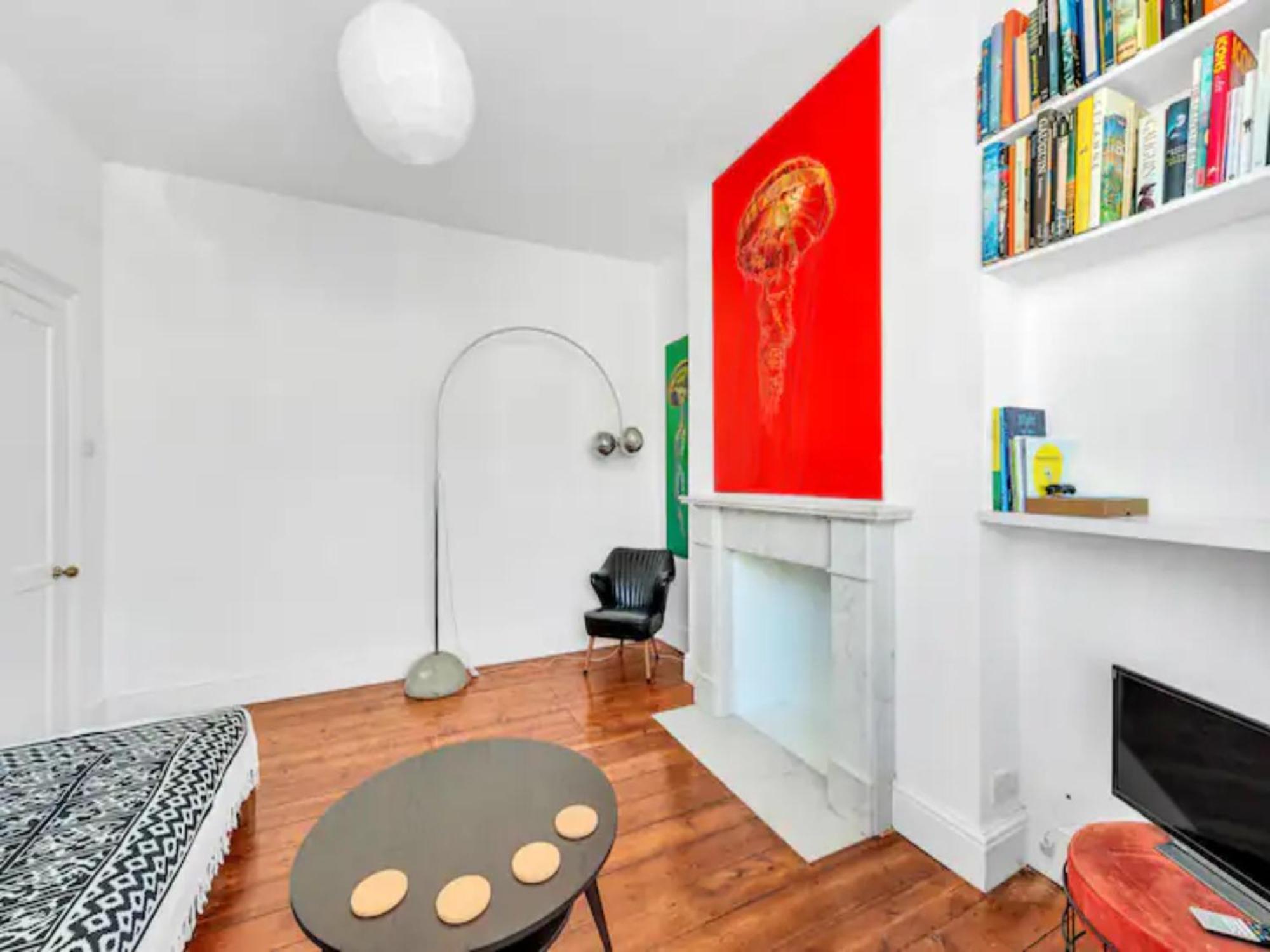 Pass The Keys Charming Victorian 2 Bed House With Artistic Flair In Acton Ideal For Families And Groups Excellent Transport Links Vakantiehuis