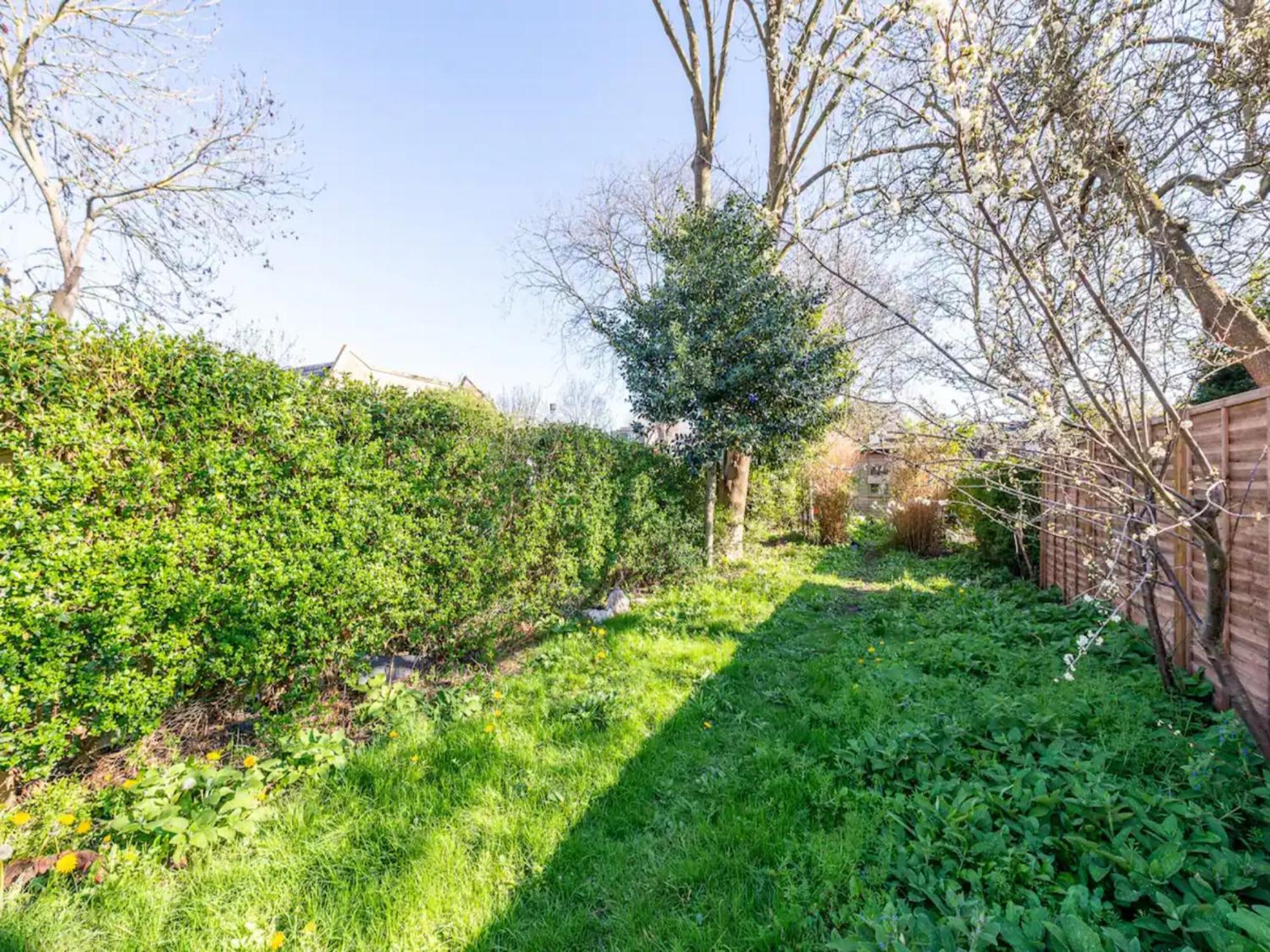 Pass The Keys Charming Victorian 2 Bed House With Artistic Flair In Acton Ideal For Families And Groups Excellent Transport Links Vakantiehuis