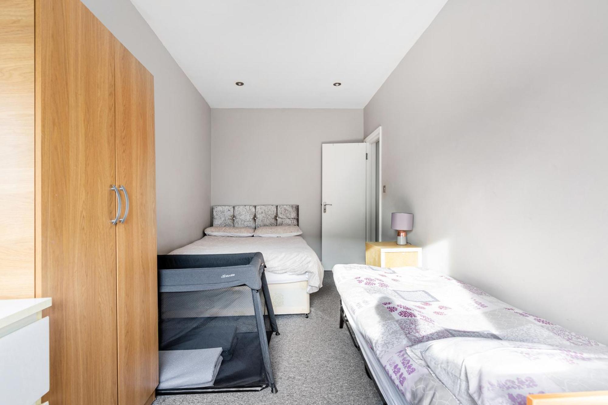 Spacious 2 Bed 2 Bath With Free Parking For 2 Cars And Underground Station Zone 2 For Quick Access To Up To 10 Guests Appartement Londen