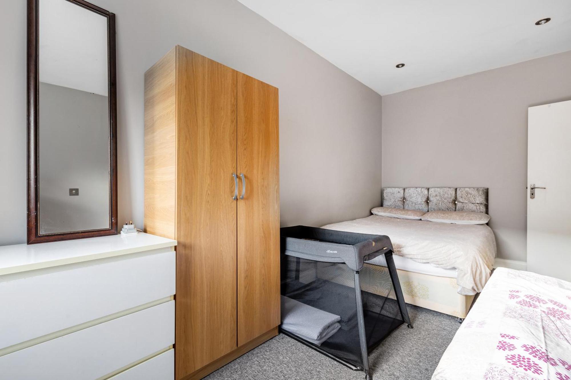 Spacious 2 Bed 2 Bath With Free Parking For 2 Cars And Underground Station Zone 2 For Quick Access To Up To 10 Guests