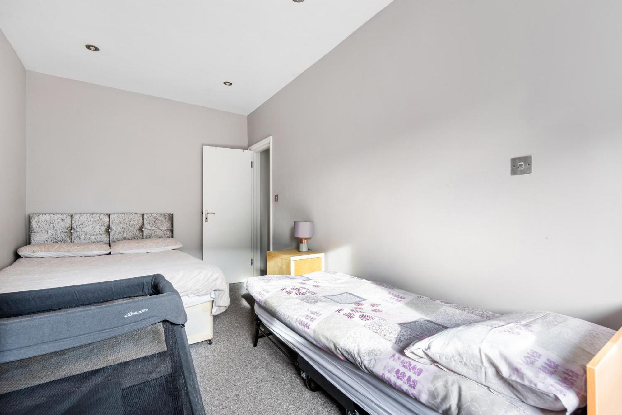 Appartement Spacious 2 Bed 2 Bath With Free Parking For 2 Cars And Underground Station Zone 2 For Quick Access To Up To 10 Guests Londen
