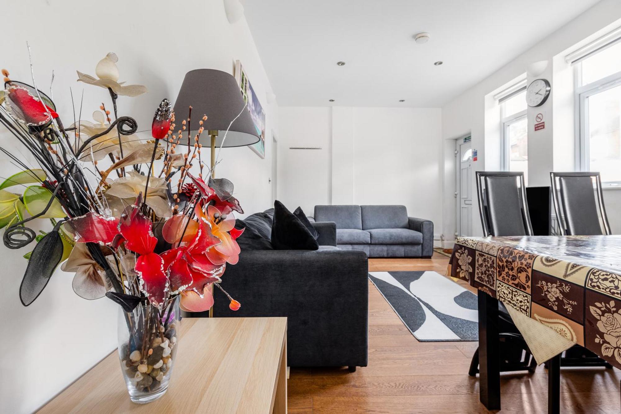 Spacious 2 Bed 2 Bath With Free Parking For 2 Cars And Underground Station Zone 2 For Quick Access To Up To 10 Guests Appartement *