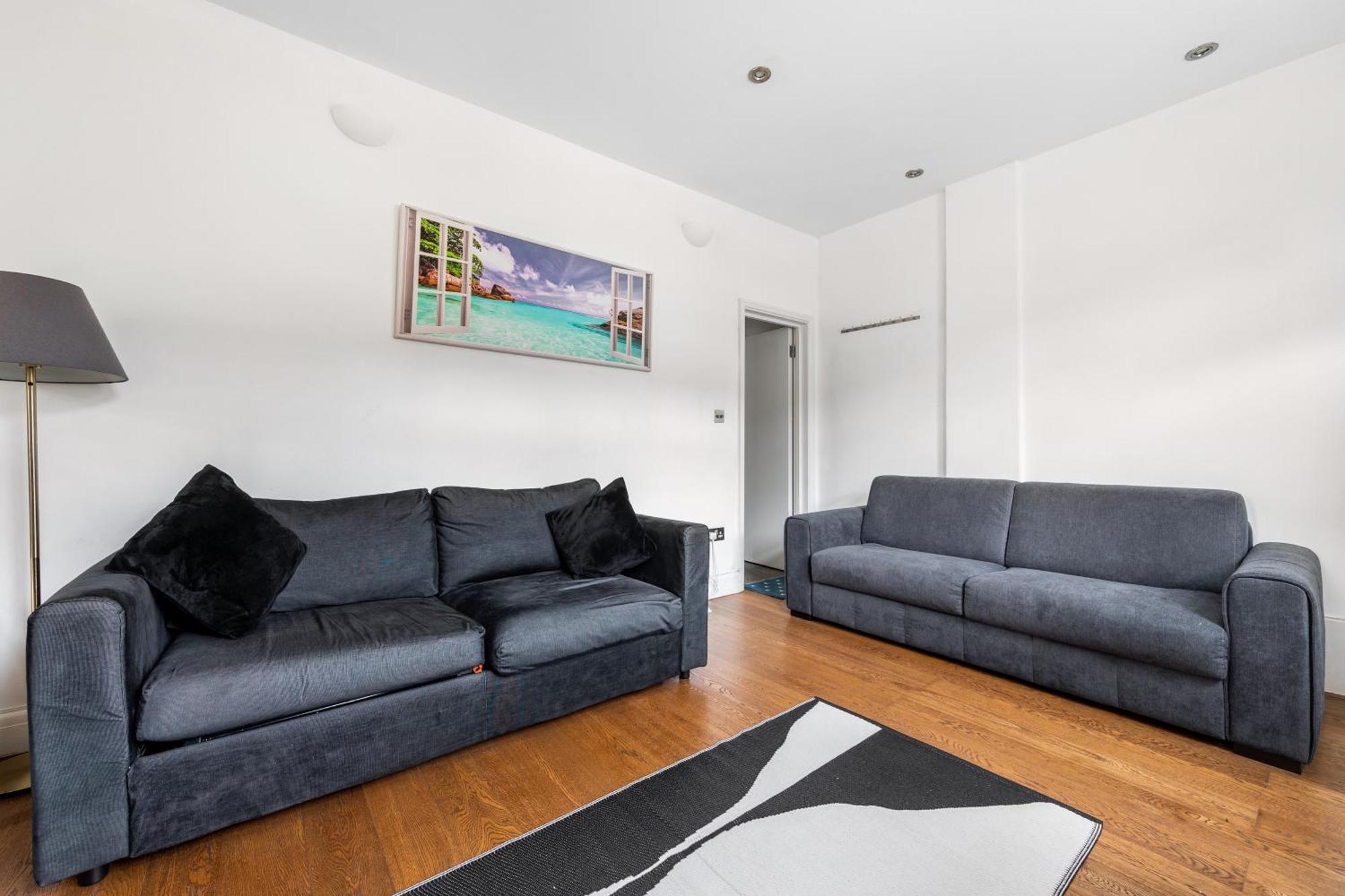 Spacious 2 Bed 2 Bath With Free Parking For 2 Cars And Underground Station Zone 2 For Quick Access To Up To 10 Guests * Londen
